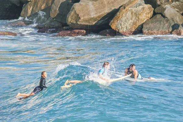 Bogliasco Itália Outubro 2017 Três Surfistas Água Perto Rocha — Fotografia de Stock