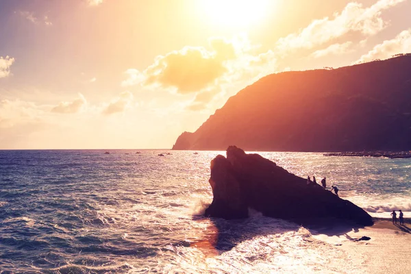 Grupo Pessoas Sobe Rocha Junto Mar Durante Pôr Sol — Fotografia de Stock