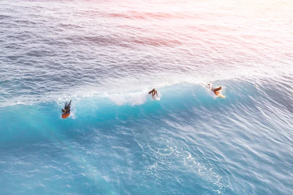 Trois Surfeurs Sur Vague Vue Dessus — Photo