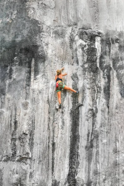 Jovem Alpinista Escalando Penhasco Sem Equipamento Segurança — Fotografia de Stock