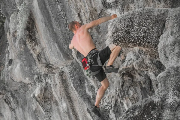 Jonge Mannelijke Bergbeklimmer Klimt Een Klif Zonder Veiligheidsuitrusting — Stockfoto