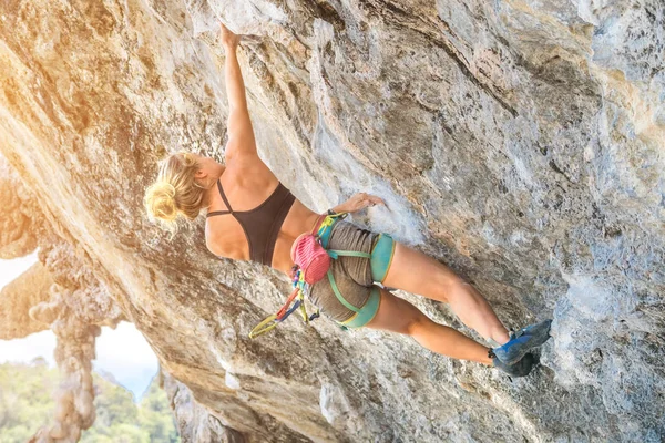 Молода Жінка Піднімається Висячу Скелю Обладнання Безпеки Літній День — стокове фото