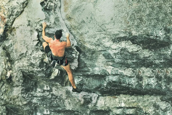 Young Male Climber Climbing Rock Wall Insurance Equipment Toned — Stock Photo, Image