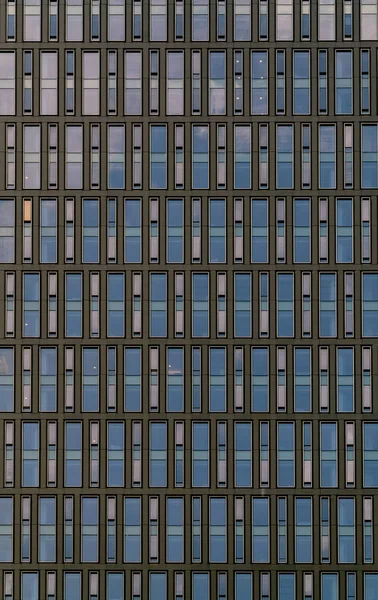 多层公寓和办公楼的玻璃窗 — 图库照片