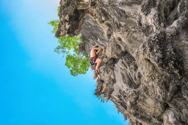 Jovem Sobe Sobre Penhasco Suspenso Dia Verão — Fotografia de Stock