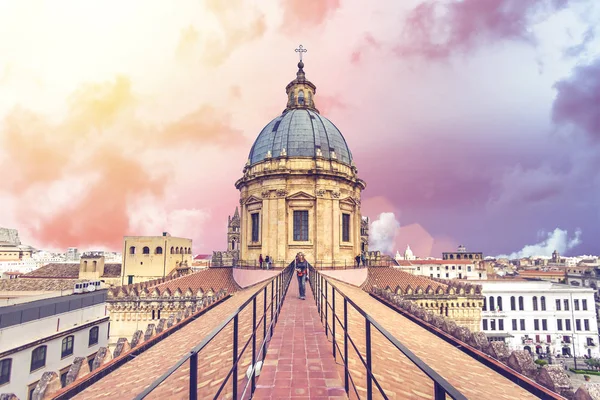 Kadın Palermo Katedrali Günbatımı Sırasında Çatıda — Stok fotoğraf