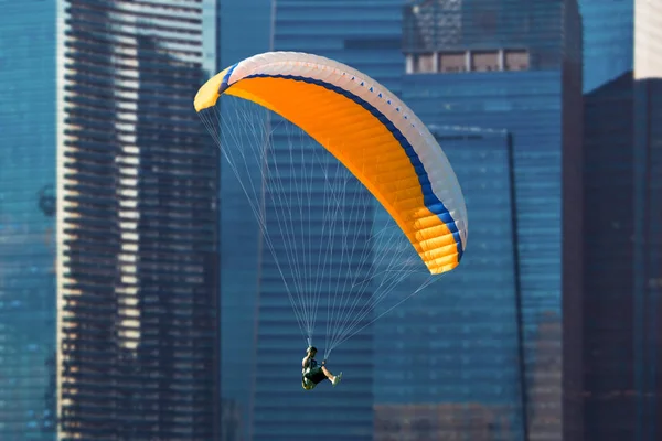 Paragliding Padákové Létání Obloze Vedle Mrakodrapu — Stock fotografie