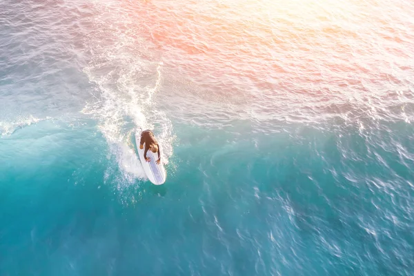 Güneş Işığında Okyanusta Sörfçü Üst Görünümü — Stok fotoğraf