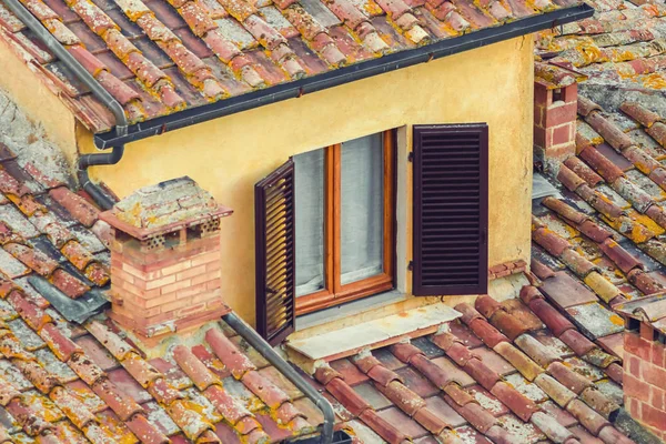 瓷砖屋顶的碎片和阁楼上的窗户 — 图库照片