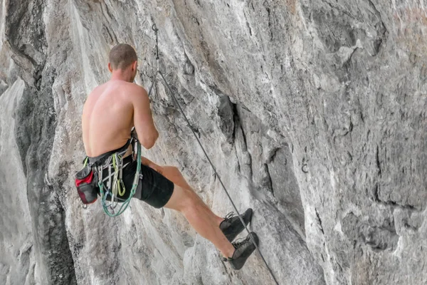 Male Rock Climber Climbing Cliff Rope — Stock Photo, Image