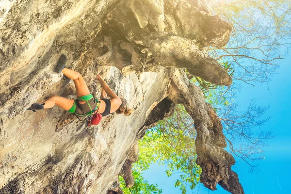 Una Donna Sta Scalando Una Scogliera Una Giornata Sole — Foto Stock