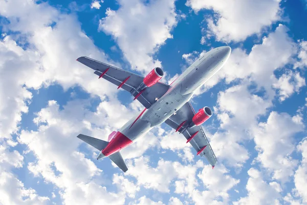 Літак Летить Хмарному Небі Вид Знизу — стокове фото