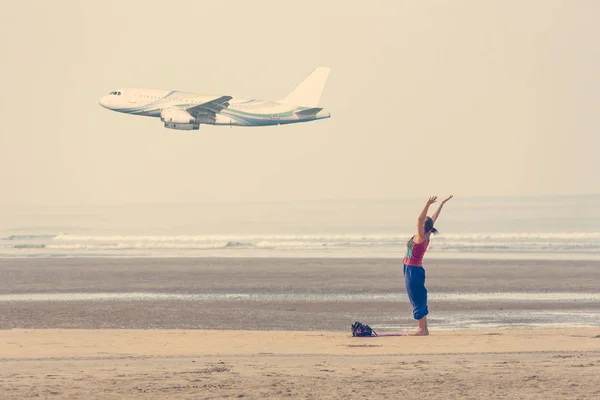 Mujer Playa Ondea Sus Manos Avión —  Fotos de Stock