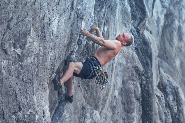 Man Safety Equipment Climbs Rock Toned — Stock Photo, Image