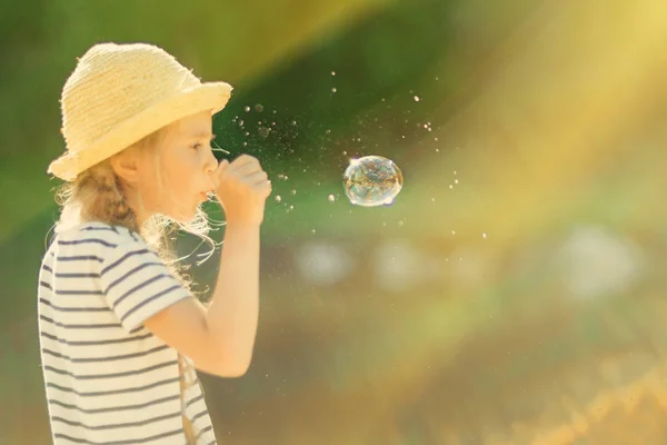 Маленькая Девочка Соломенной Шляпе Пускает Мыльные Пузыри — стоковое фото
