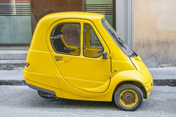 Pequeno Carro Amarelo Estacionado Cidade — Fotografia de Stock