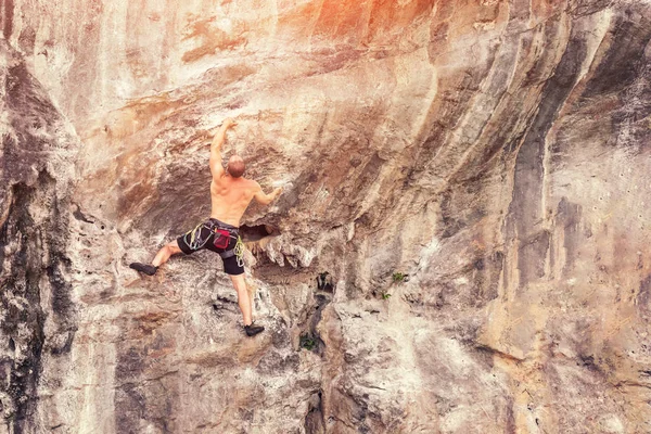 若い男性アスリートは晴れた日に安全ロープなしで崖を登る コピースペース — ストック写真