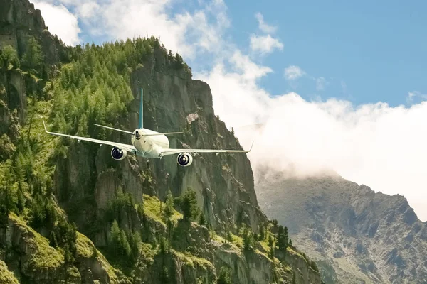 Dağlarda uçan uçak