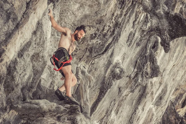 Jovem Alpinista Barbudo Uma Borda Penhasco — Fotografia de Stock