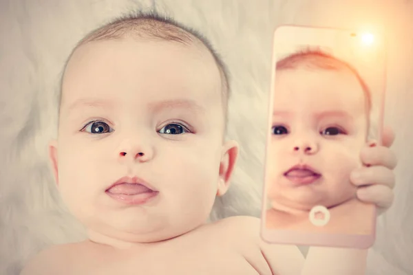 Bébé Fille Prendre Selfie Avec Une Caméra Téléphone Portable — Photo