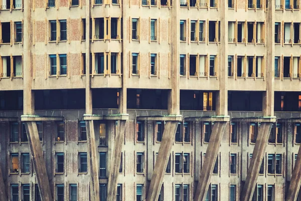 多階建ての建物多くの Windows ドリンクク ローズ アップ — ストック写真