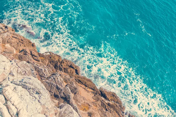 Von Oben Auf Die Felsen Und Das Meer Gemildert — Stockfoto