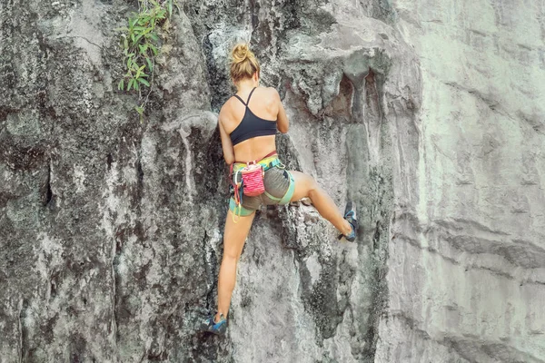 Young Blonde Woman Climbing Cliff Safety Equipment Summer Day — Stock Photo, Image