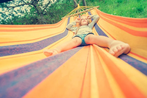 Kleines Mädchen Entspannt Sich Der Hängematte Freien Sommerlager Ferienkonzept — Stockfoto
