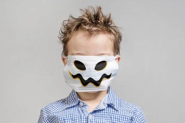 Petit Garçon Dans Masque Médical Avec Visage Halloween — Photo