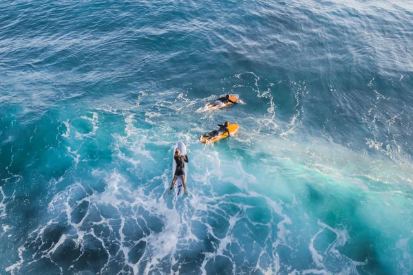 Suda Bir Sörf Tahtası Üzerinde Surfer Üst Görünümü — Stok fotoğraf