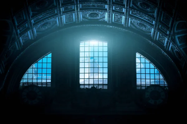 Luz Azul Através Bela Janela Arqueada Igreja — Fotografia de Stock