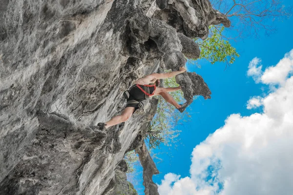 安全ロープなしで岩壁を登る極端な登山者 — ストック写真