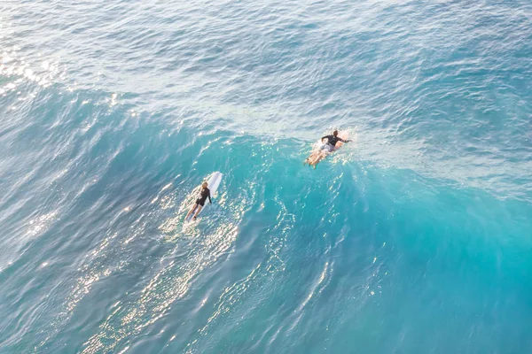 Dois Surfistas Onda Oceano Vista Cima — Fotografia de Stock