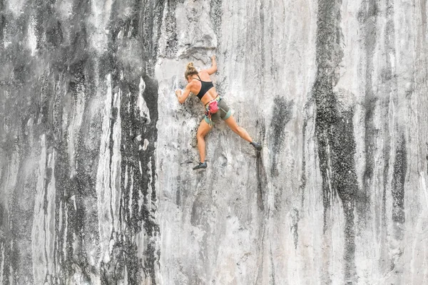 Młoda Kobieta Wspinająca Się Klifie Bez Ubezpieczenia Adrenalina Siła Ambicja — Zdjęcie stockowe