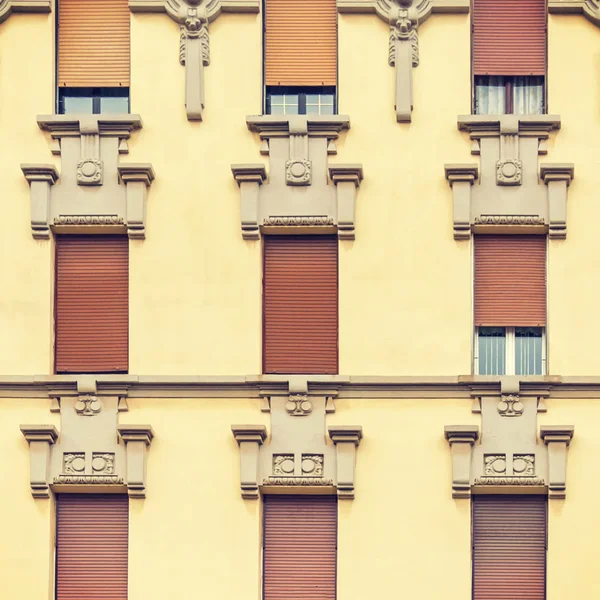 Фасад Здания Ставнями Окнах — стоковое фото