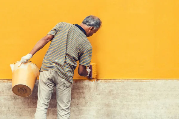 Homem Pinta Parede Amarelo — Fotografia de Stock
