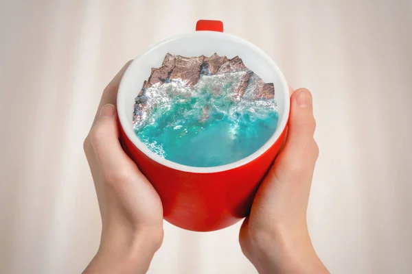 红色杯子中的海洋或大海 暑假理念 — 图库照片