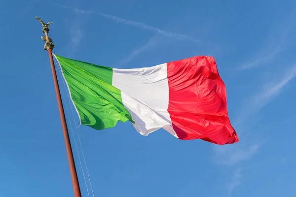 Bandiera Italia Contro Cielo Blu — Foto Stock