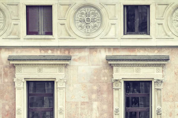 Фасад Старинного Здания Лепниной — стоковое фото