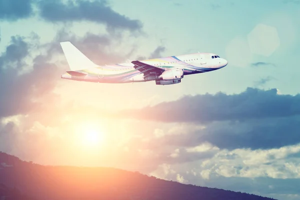Пасажирський Літак Летить Захід Сонця Над Горами — стокове фото