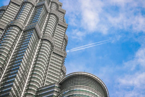 飛行機と空の背景に現代的な摩天楼の底面図 — ストック写真