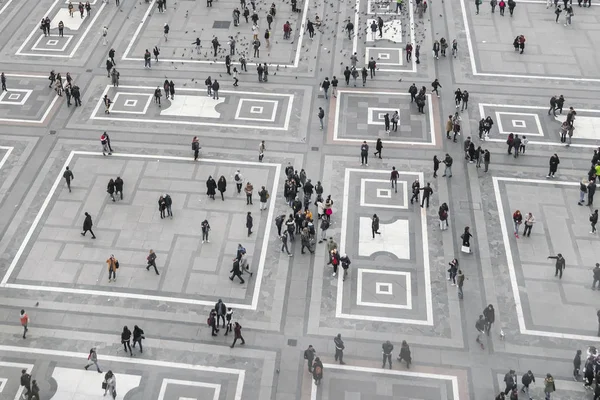 Milan, İtalya, 10 Kasım 2017: İnsanlar kare, en iyi görünümü