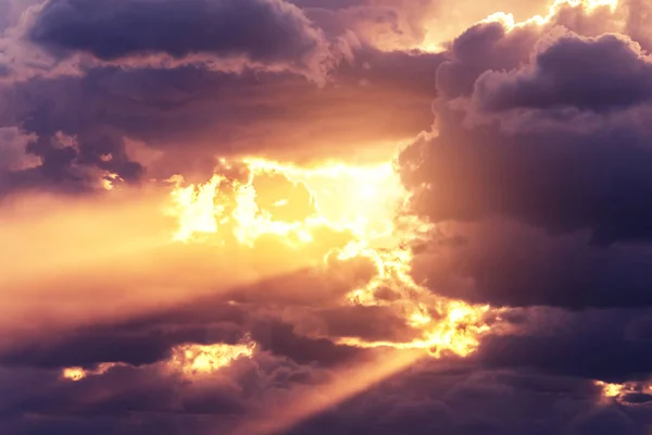 Sole Attraverso Nuvole Durante Tramonto — Foto Stock