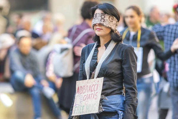 Флоренция Италия Октября 2017 Года Женщина Повязкой Глазах Плакатом Шее — стоковое фото