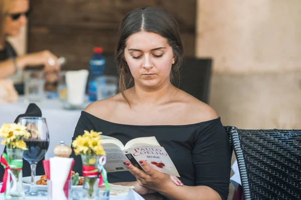 Palermo Talya Ekim 2017 Genç Bir Kız Bir Kafede Bir — Stok fotoğraf
