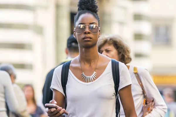 Génova Italia Octubre 2017 Joven Mujer Africana Gafas Sol Caminando — Foto de Stock