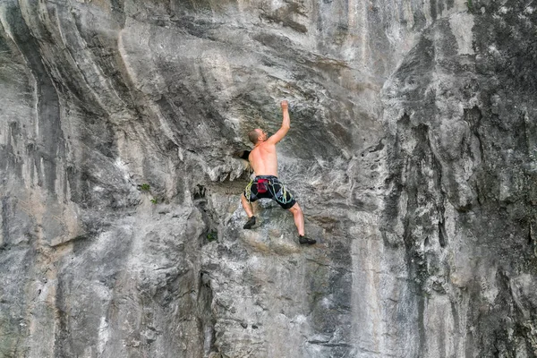 Sigorta Ekipmanı Olmadan Uçurumda Kaya Tırmanıcı — Stok fotoğraf