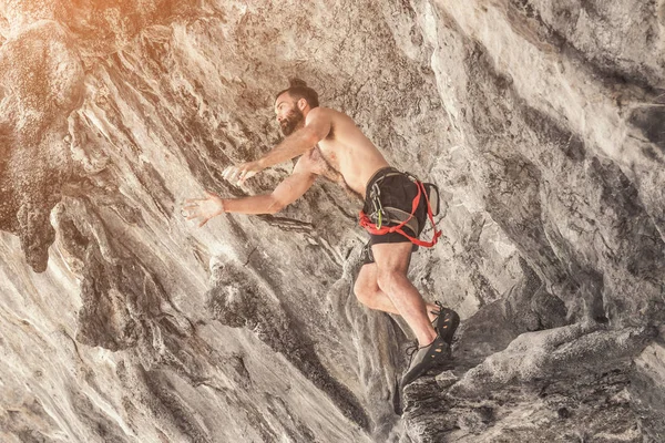 Young Male Mountaineer Climbs Rocky Wall Sunny Day — Stock Photo, Image