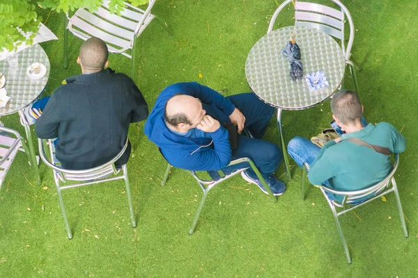 Firenze Włochy Października 2017 Mężczyźni Siedzą Okrągłe Stoły Zielony Trawnik — Zdjęcie stockowe