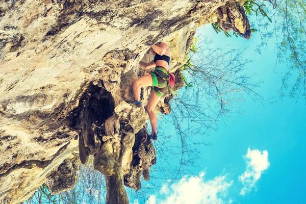 夏天的一天 年轻女子在没有安全设备的情况下爬上悬崖峭壁 — 图库照片